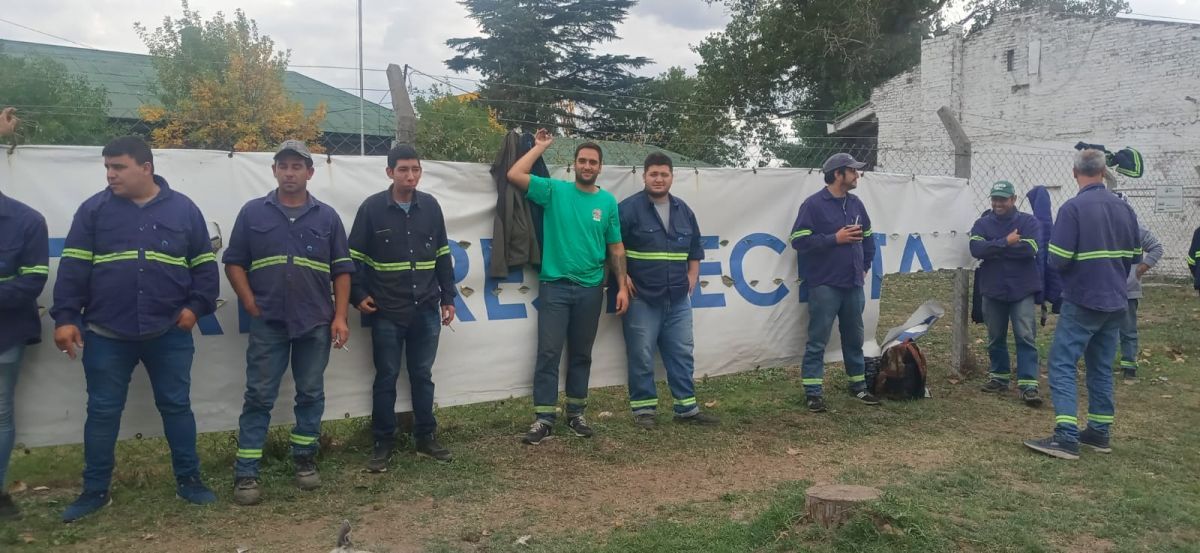 Así se vive el paro en TMH: quema de neumáticos en la puerta y reclamo de los trabajadores 