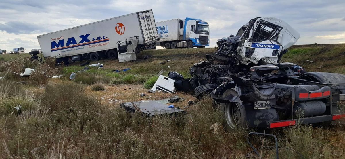 Murió una persona en un accidente múltiple de camiones en la Ruta 5
