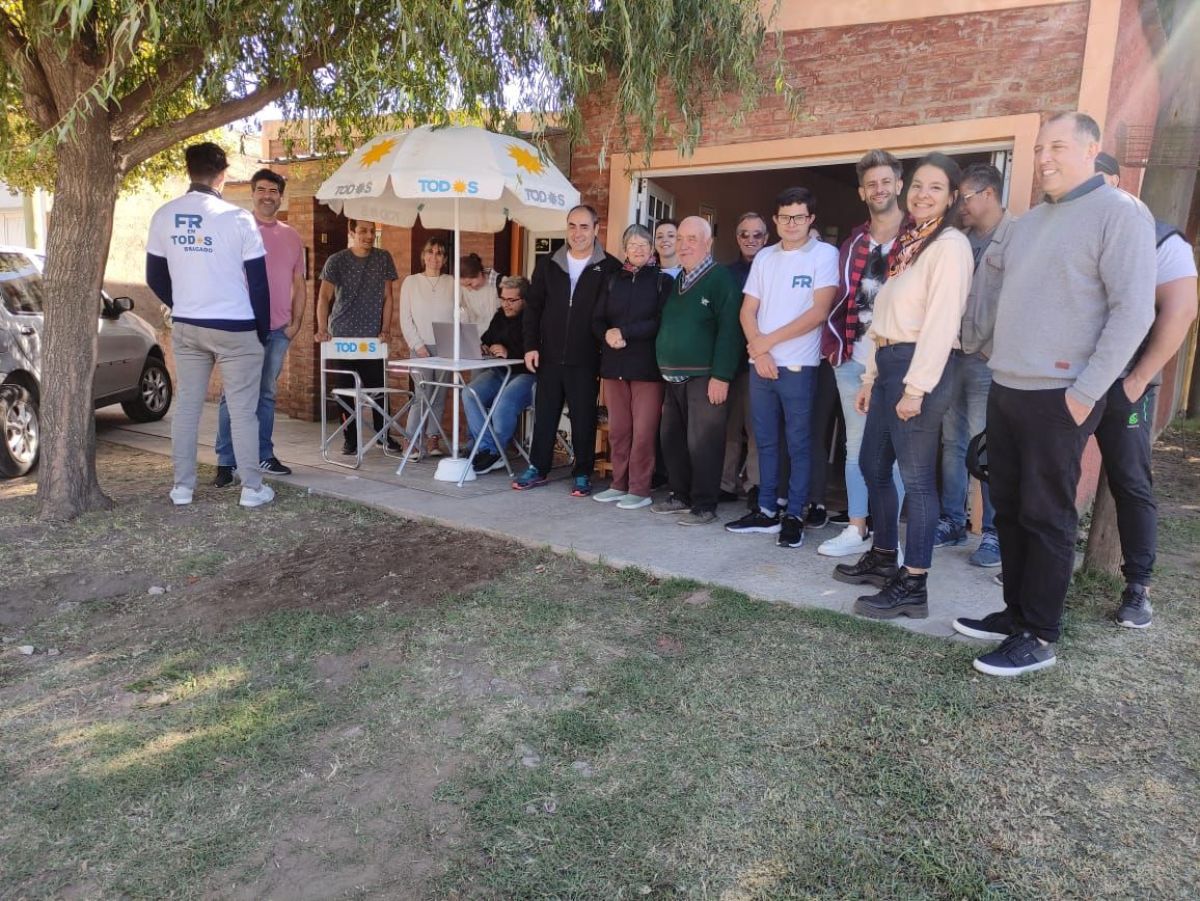Chapu Fernández continúa recorriendo los barrios para asesorar a los vecinos