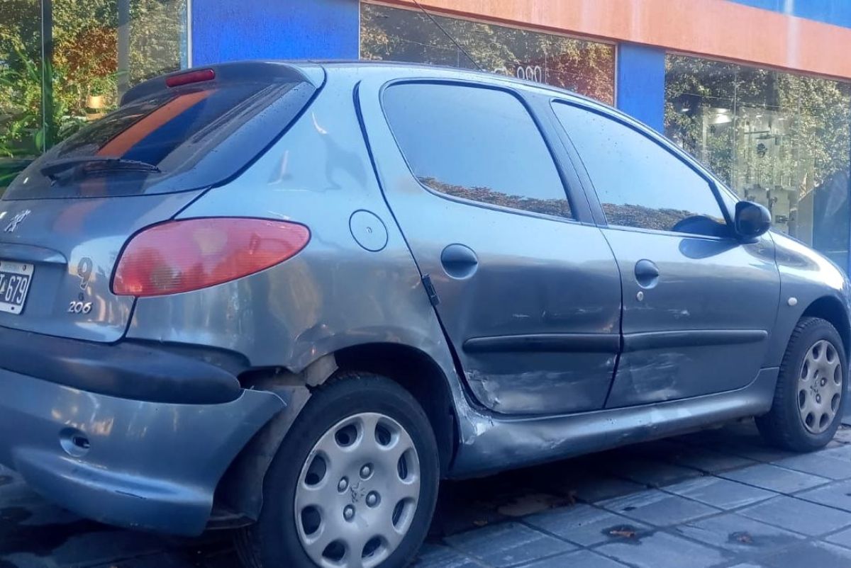 Daños materiales tras el choque de dos autos: uno terminó sobre la vereda