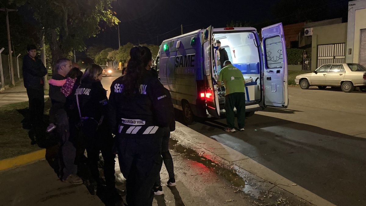 Chocaron un auto y una moto: una persona debió ser trasladada al Hospital 