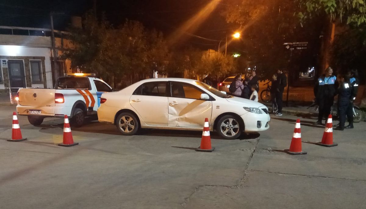 Accidente de tránsito entre dos autos 