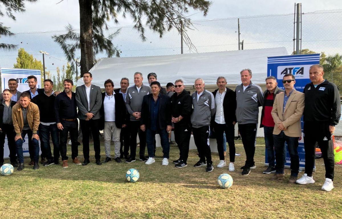 Oscar Peracca con importantes dirigentes de la CONMEBOL y la UEFA