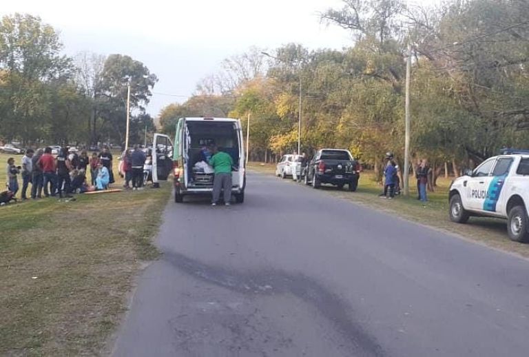 Dos personas hospitalizadas tras el choque de una camioneta y una moto en la Laguna