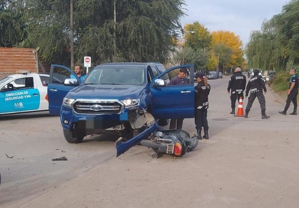 Accidente entre una camioneta y una moto en General Paz y Germán Vega