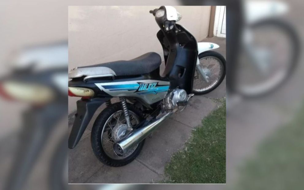 Robaron una moto de adentro de un garaje