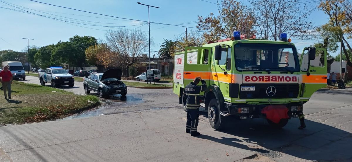 Principio de incendio en una camioneta que circulaba por la calle Hermanos Islas 