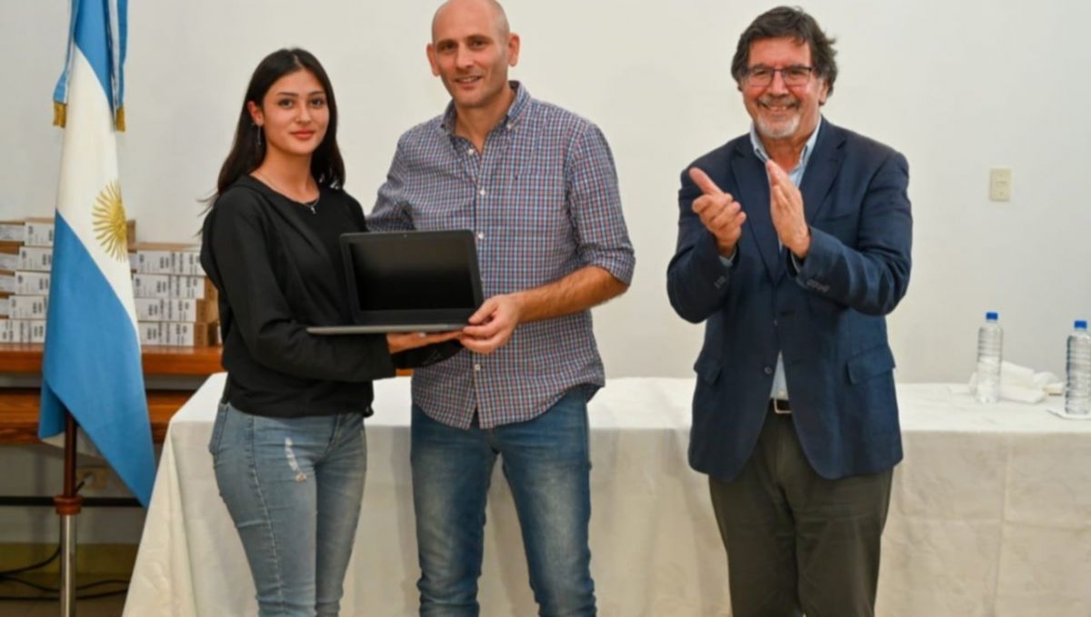 Lago y Sileoni entregaron 115 netbooks a estudiantes en Alberti