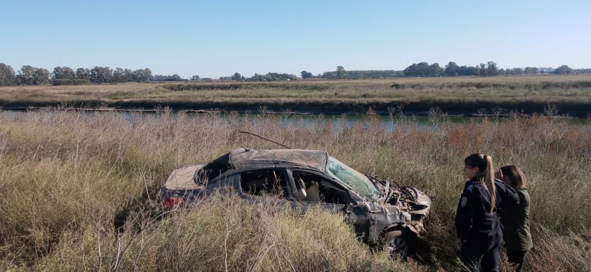 Vuelco de un auto en el terraplén