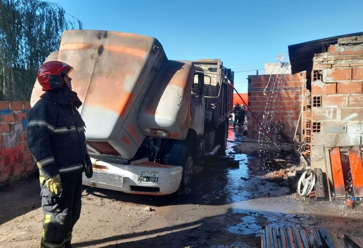 Incendio de un camión se extendió a una vivienda cercana y un galpón