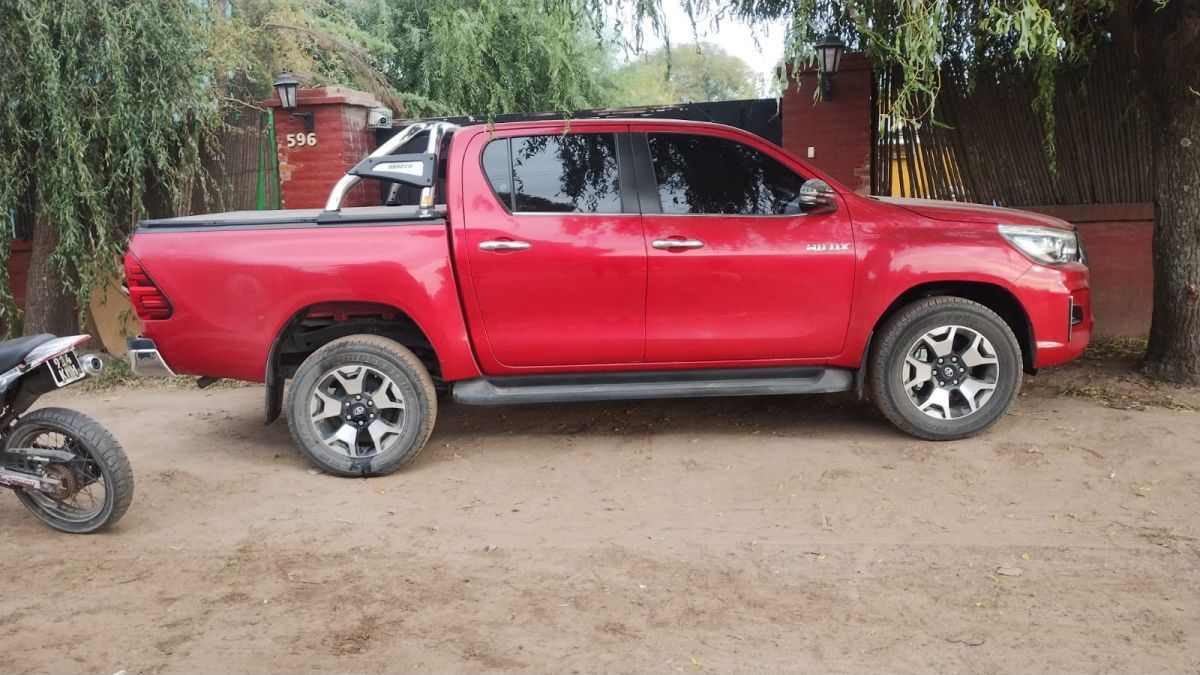 Choque entre una camioneta y una moto en el barrio Las Violetas: una mujer herida