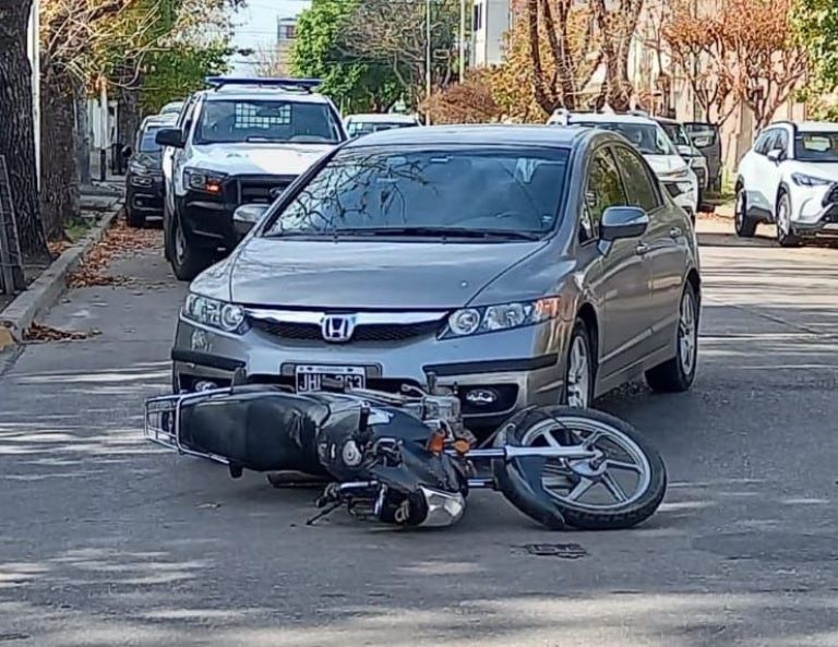 Choque entre un auto y una moto en la esquina de General Paz y Leonetti