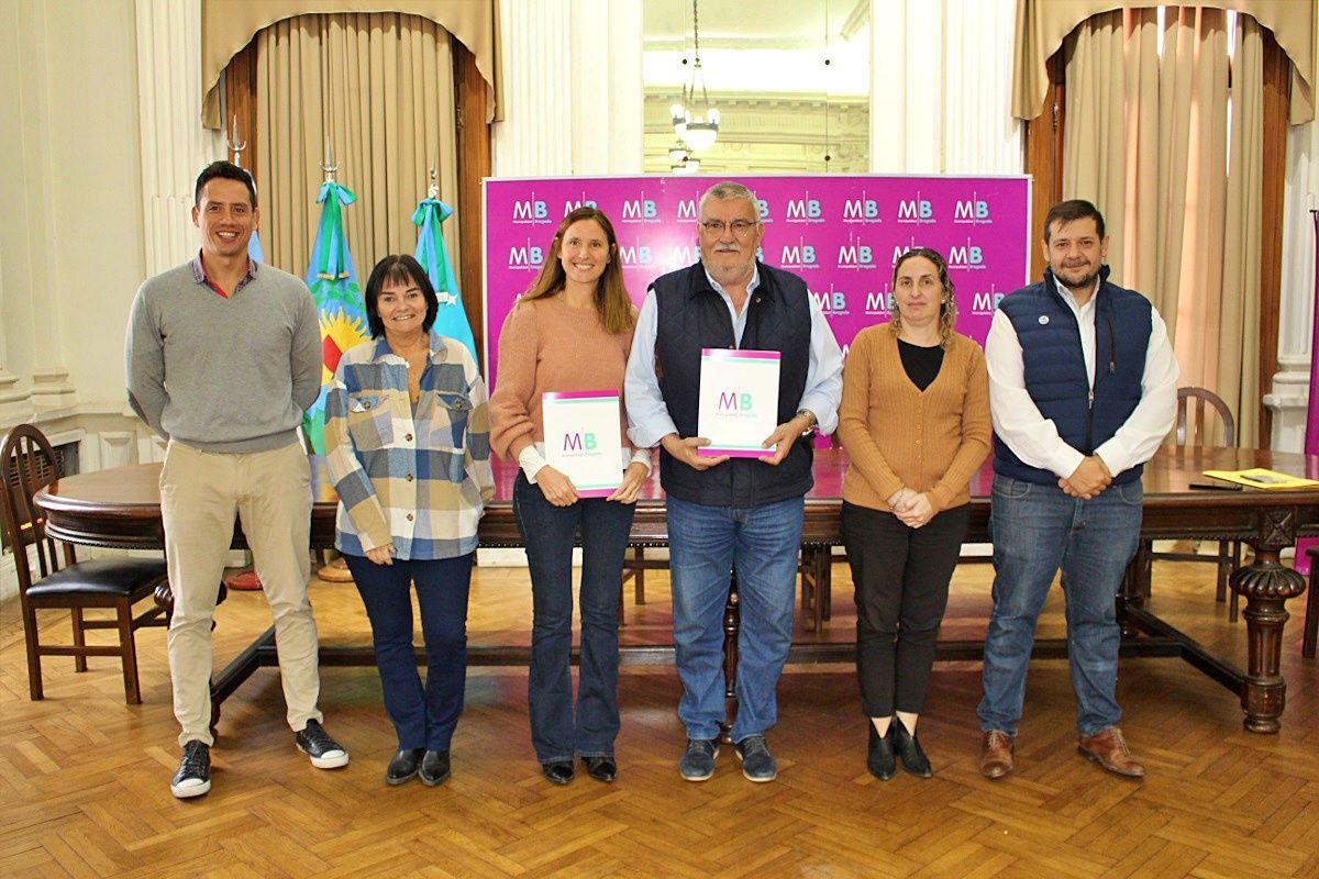 Firma de convenio entre la Municipalidad y AcerBrag