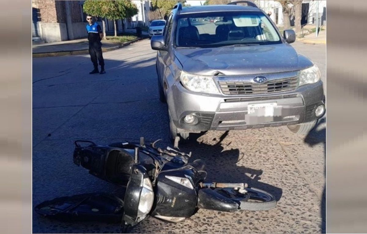 Choque entre una camioneta y una moto: una joven debió ser trasladada al Hospital
