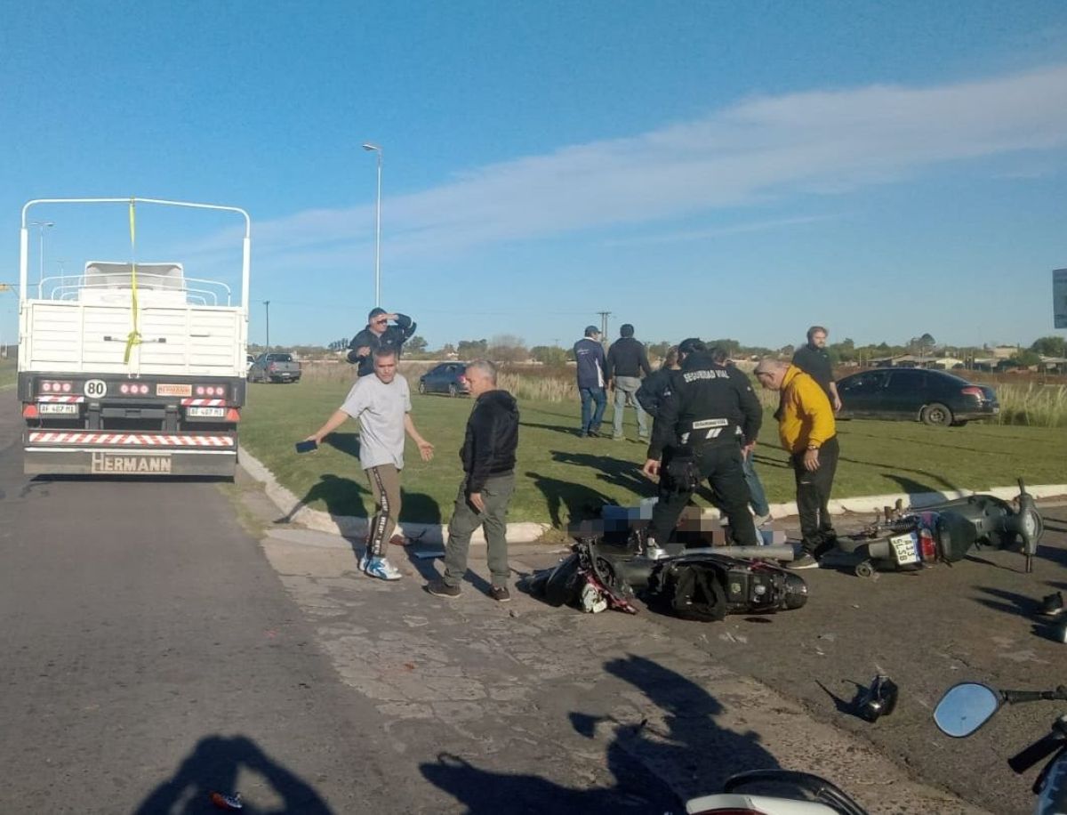 Grave accidente en el Monumento al Caballo: un camión chocó a una moto y afectó a otro rodado
