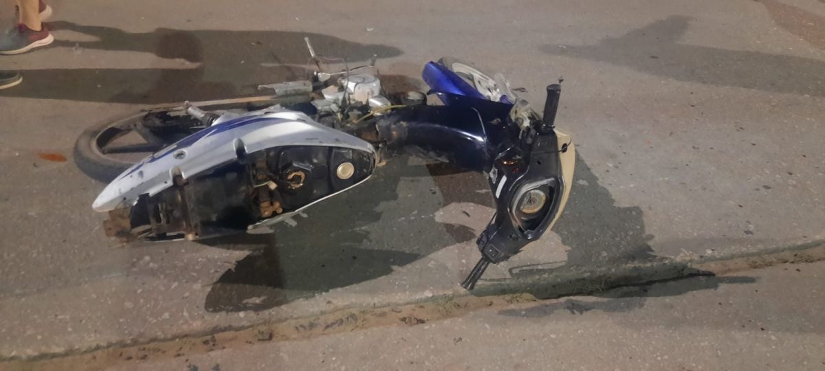Motociclista alcoholizado chocó a una camioneta: mirá los videos