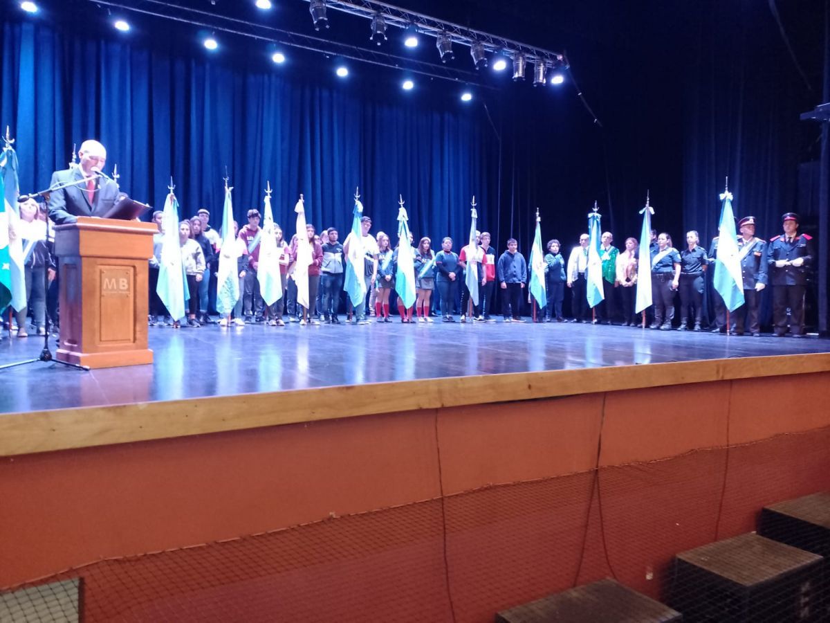 El Municipio realizó el acto oficial por los 213 años del primer Gobierno Patrio