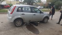 Choque en Quiroga y Sarmiento: una moto quedó debajo de un auto