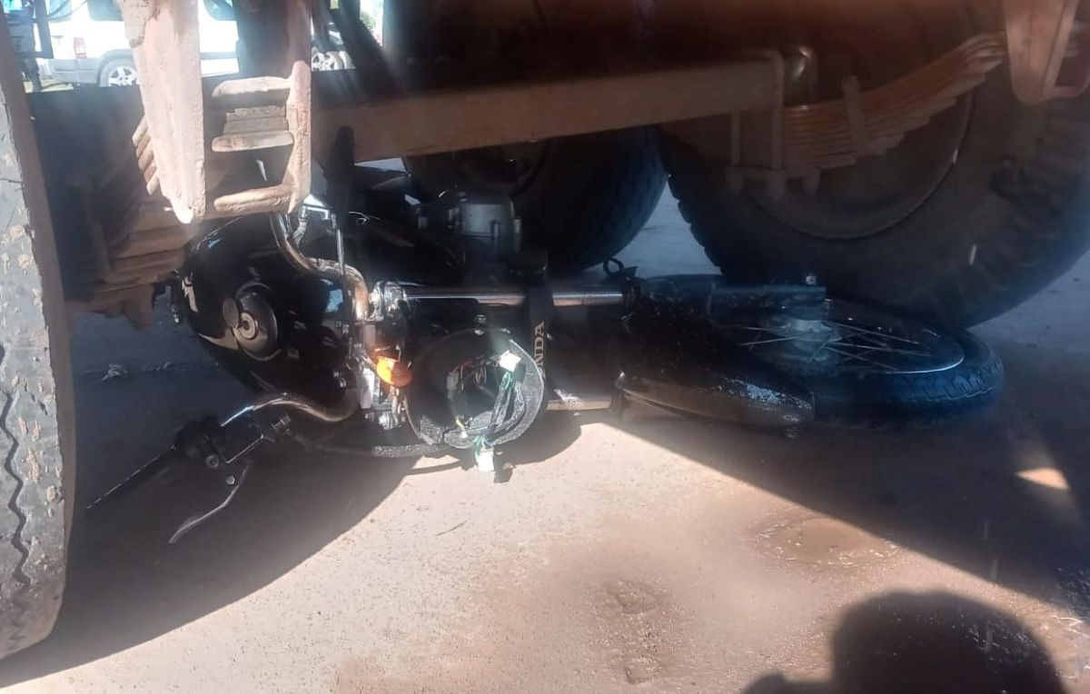 Motociclista en grave estado tras chocar a un regador en un cruce del acceso Perón