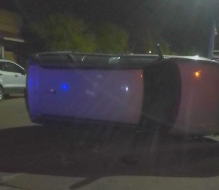 Volcó un auto tras chocar contra otro en Lavalle y 12 de Octubre