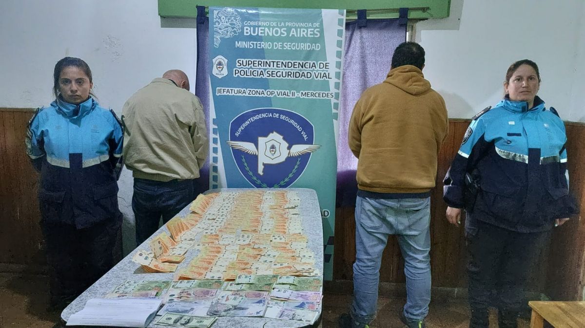 Dos aprehendidos por realizar transacciones con dólares falsos