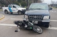 Violento choque entre una moto y una camioneta: dos jóvenes de 16 años hospitalizados