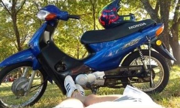 Le robaron la moto y la encontró en una casa escondida con candado
