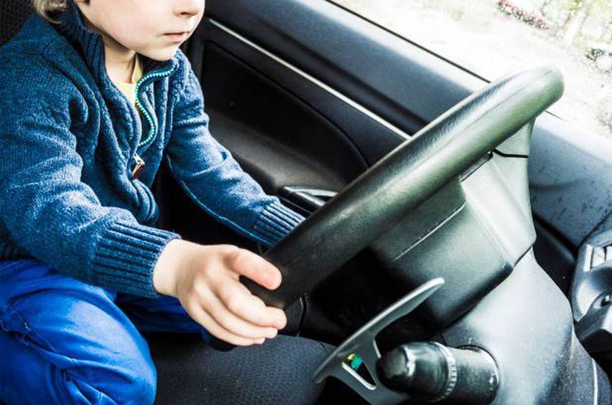 Imprudencia al volante: suspenden la licencia de un padre por filmar a su hijo de 10 años manejando
