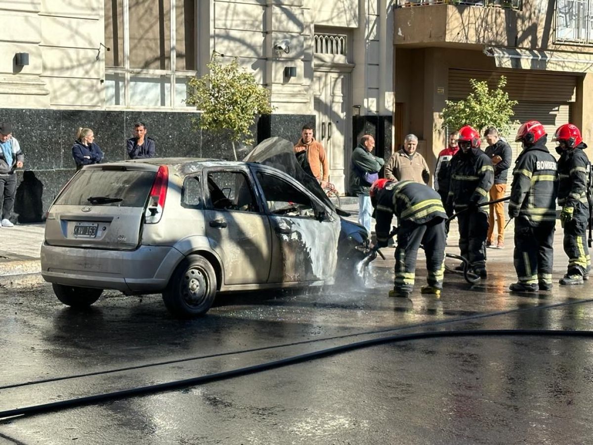 Un auto fue consumido por el fuego en Pellegrini y Brown
