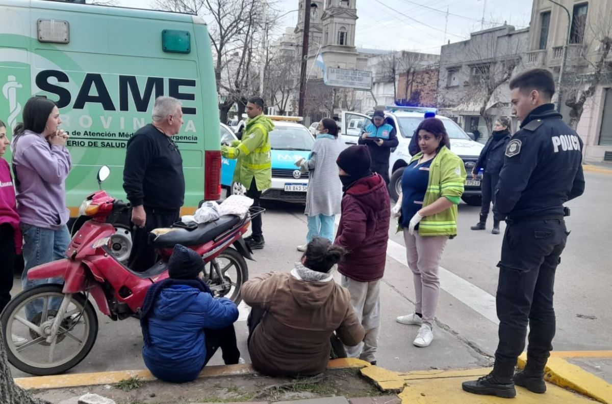 Choque entre una camioneta y una moto en pleno centro