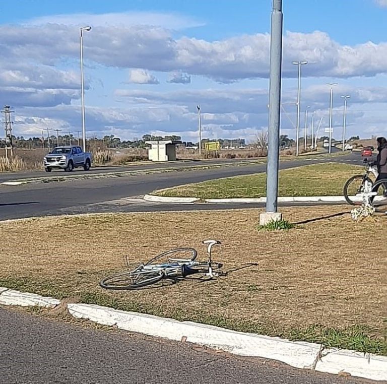 Pasó otra vez: Un auto chocó a un ciclista