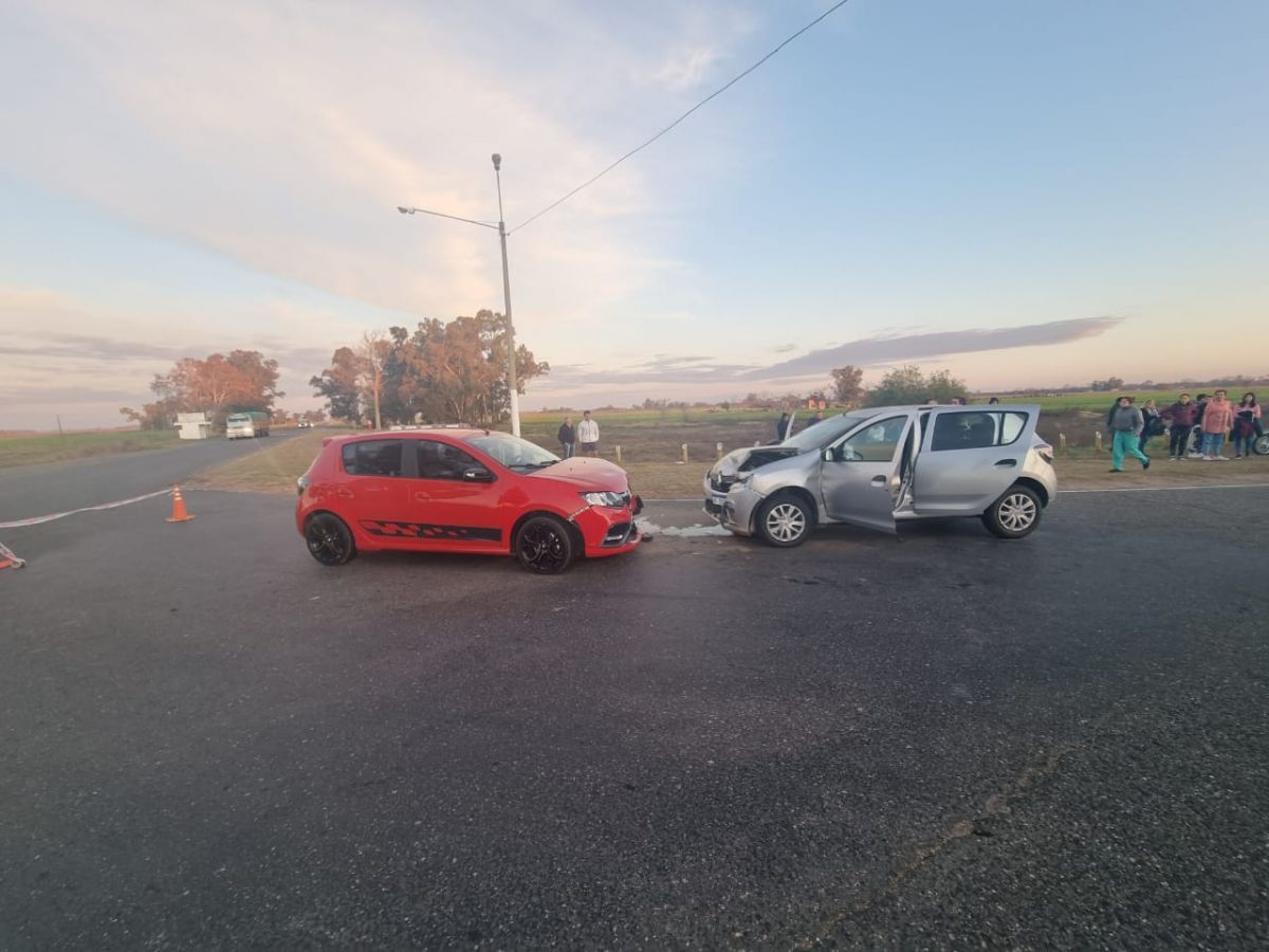 Fuerte impacto entre dos autos en el acceso a O' Brien